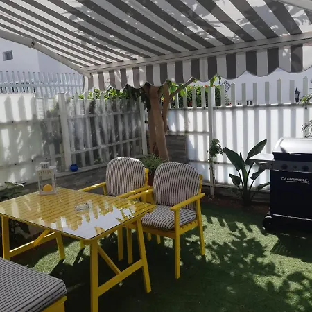 Semesterbostad Pool View Yard