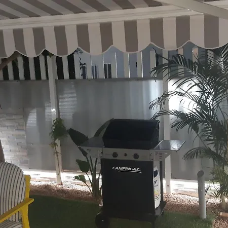 Semesterbostad Pool View Yard