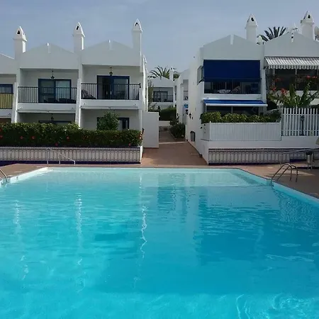 Pool View Yard Semesterbostad *